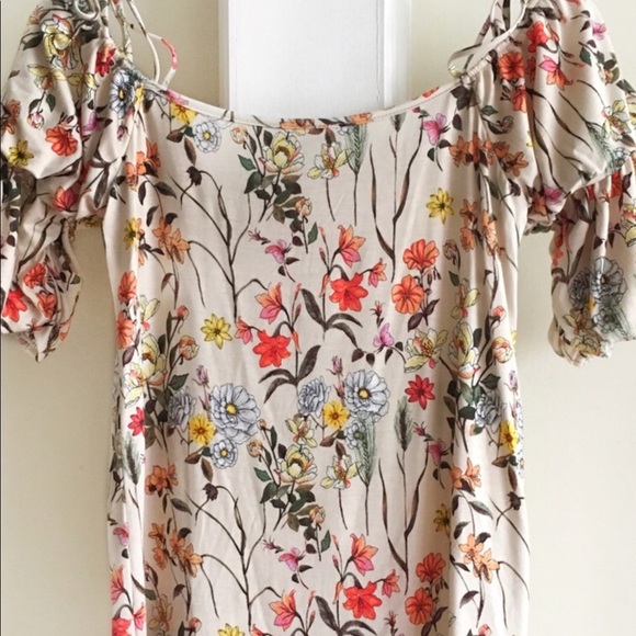 🍃💕 Last one love this off the shoulder top - Picture 2 of 4